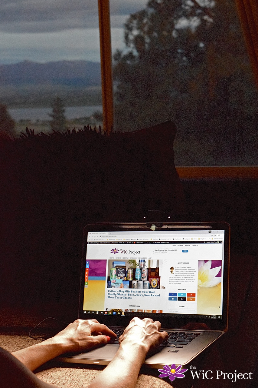 A USB LED Light for Your Laptop: Meet the BenQ ScreenBar Lite